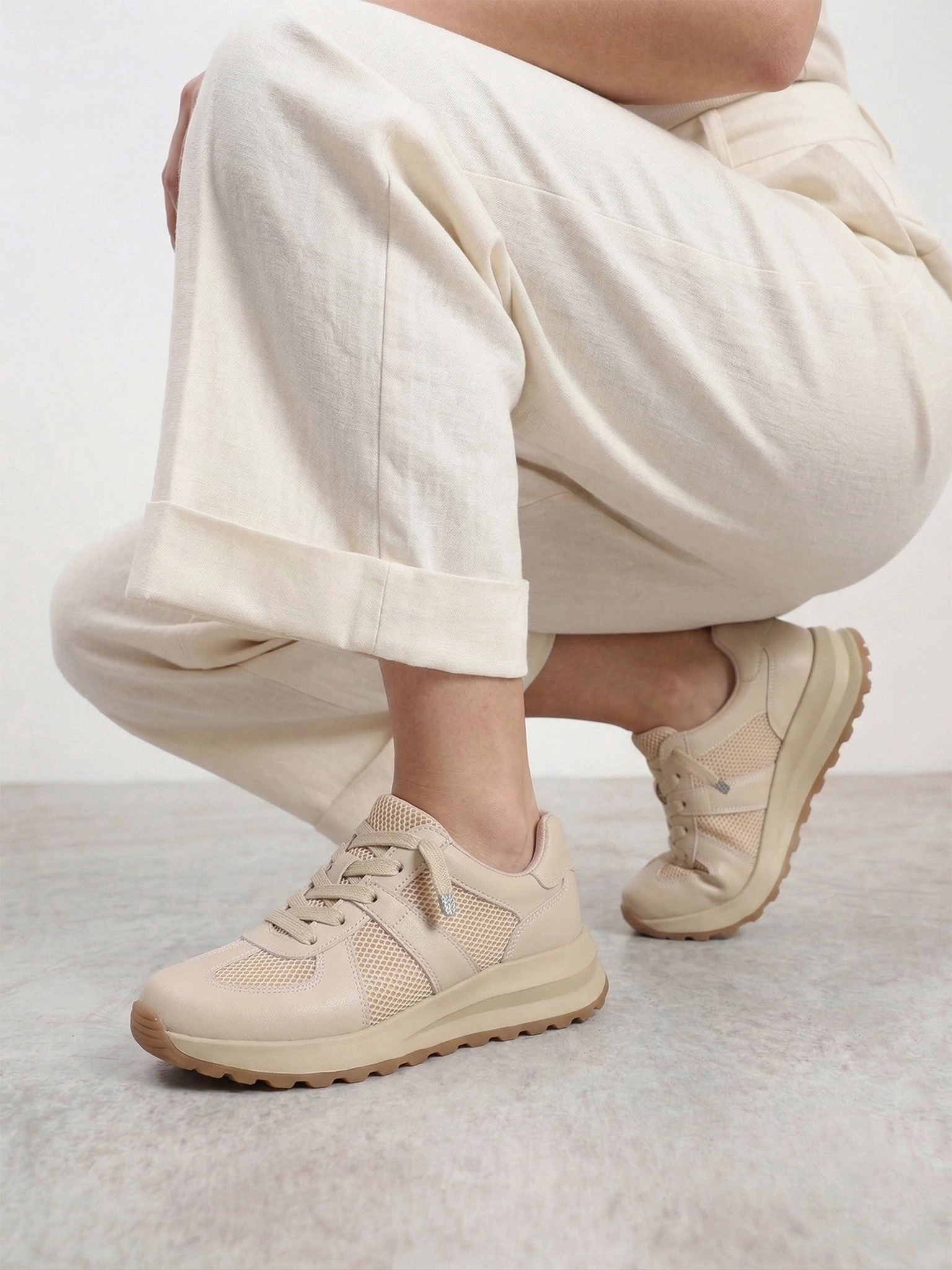 Кроссовки комбинированные бежевого цвета на средней подошве